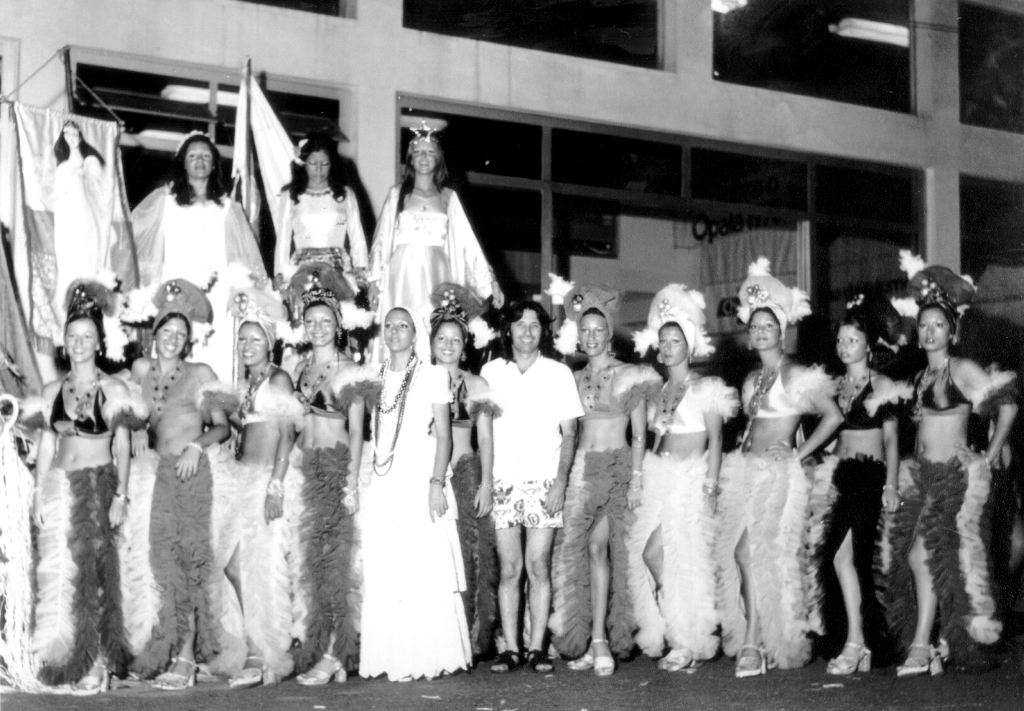 A juventude carnavalesca da cidade se apresentava no baile do Votuporanga Clube após cumprir o roteiro do desfile na rua Amazonas. Ao centro do grupo, o então presidente do clube, Áureo Ferreira. Entre outros figurantes do bloco carnavalesco identificamos: Rose Aydar, Sueli Ferrari Sarkis, Alba Leva e Regina Bernadete. Era o auge do carnaval popular de Votuporanga com desfile das escolas de samba e grande blocos carnavalescos.

***Confira mais desta coluna em nossa edição impressa e online para assinantes.