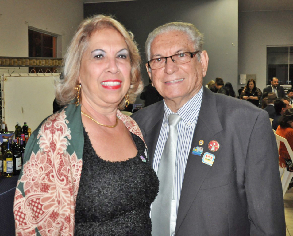 Agradabilíssimos, Dr. João Ansísio Ferreira e a esposa Marisa