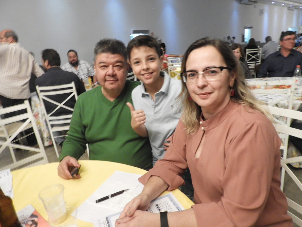 O empresário artístico Márcio Costa, o filho João Pedro e a esposa Gislene em recente noite de evento na cidade 