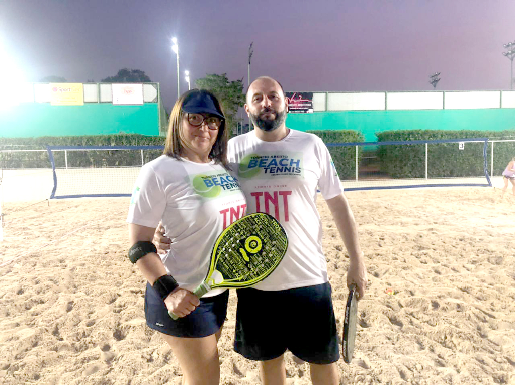 No torneio de Beach Tennis do Assary, a dupla mista de Dani Bortoleto e Mauro Oliveira (Zuza), ele que é organizador do torneio e diretor de tênis e Beach Tennis do Assary