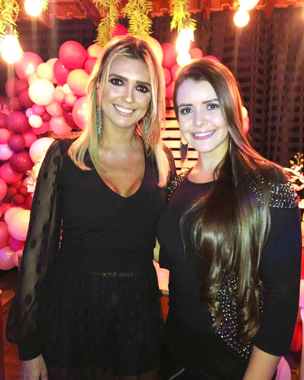 É TBT que fala? Então vamos de Paula Munhóz e Priscila Gonzales relembrando as deliciosas noites em que podiam sair por aí desfilando uma bela de uma make e com um lindo sorriso estampado no rosto, claro sem a obrigação do uso das desconfortáveis máscaras, porém tão úteis e necessárias no “novo normal”.
