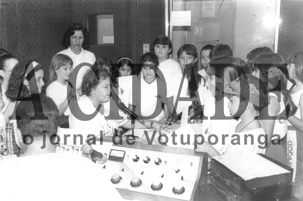 A saudosa diretora de escola, profa. Olga Balbo Ferreira Fontes, modelo de educadora na sua passagem pela direção do então Instituto de Educação “Dr. José Manoel Lobo” e mais tarde na direção da Escola Dinâmica. Nesta foto ela estava conduzindo uma classe para conhecer os estúdios da Rádio Cidade. A foto é do dia 15 de maio de 1997.

***Confira mais desta coluna em nossa edição impressa e online para assinantes.