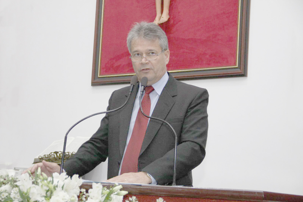 O diretor regional da CDHU, Osvaldo Carvalho, é o feliz aniversariante de hoje. Ele comemora a data ao lado de sua família e de sua amada esposa Regina, que lidera a fila dos cumprimentos. Parabéns Osvaldo e que a alegria deste dia transborde seu coração de gratidão pela vida