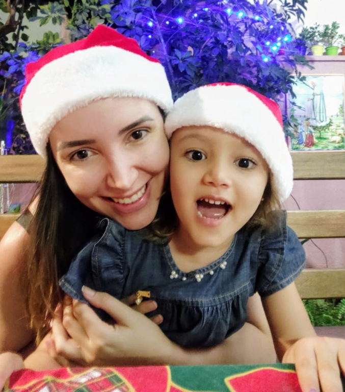 O Natal já passou, mas o espírito natalino deve permanecer sempre vivo em nossos corações e nossas lembranças, e foi isso que a arquiteta Laís Dalto e sua pequena Luísa fizeram. Reviveram essa noite mágica com um repost de sua foto em sua rede social. Linda as duas, tal mãe, tal filha