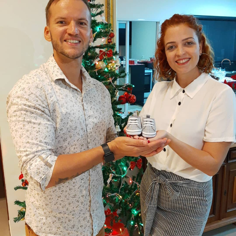 E não é que a “cegonha” resolveu mesmo começar 2021 com força total?  Ontem foi a vez de Mariana Mattos e Rodrigo Garcia comunicar aos amigos e seguidores que estão grávidos. O casal fez um post cheio de amor e gratidão pela vidinha que está se formando. O futuro papai Rodrigo e a futura mamãe Mariana aguardam ansiosamente pela chegada do Ravi, nome escolhido para o primogênito do casal de dançarinos. E que venha o Ravi, lindo e com saúde.