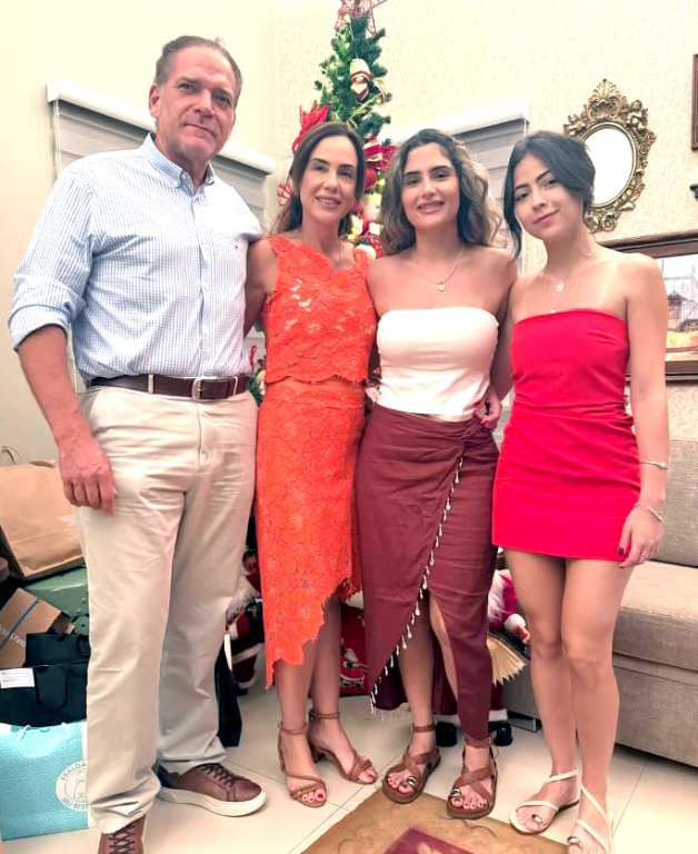 O último domingo (04) foi de brindar mais um ano de vida de Renata Ferreira Martins, que inaugurou uma nova idade cercada de carinho e boas energias. A aniversariante recebeu todo o amor e atenção das filhas Marina e Fernanda, e do marido, Renato Martins, que lideraram a fila de cumprimentos, tornando o momento ainda mais especial. Parabéns, Renata! Que este novo ciclo venha repleto de alegria, saúde, conquistas e muitos motivos para brindar. Que o novo ano de vida seja ainda mais incrível. Feliz vida! 