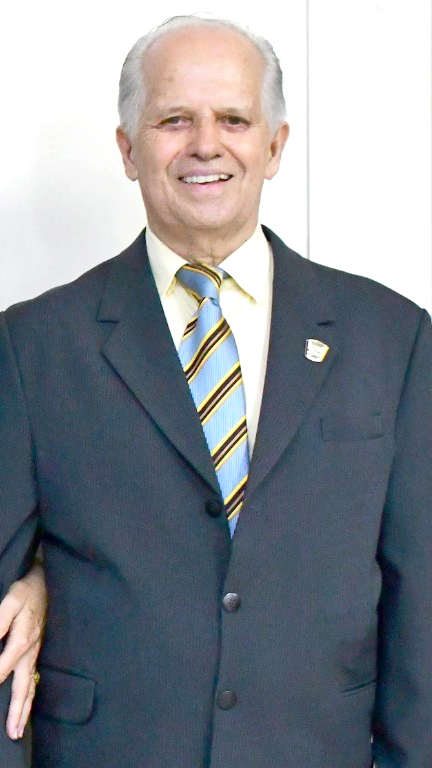 O engenheiro agrônomo Osvaldo Pereira Caproni celebrou a chegada de um novo ciclo de vida no último dia 02 de janeiro. A data especial foi marcada por reconhecimento, carinho e abraços calorosos. Querido por todos, Osvaldo Caproni recebeu as homenagens, o afeto e os melhores votos de felicidade de amigos e familiares, que lhe desejaram saúde, sucesso e muitas conquistas para seu novo ano de vida.