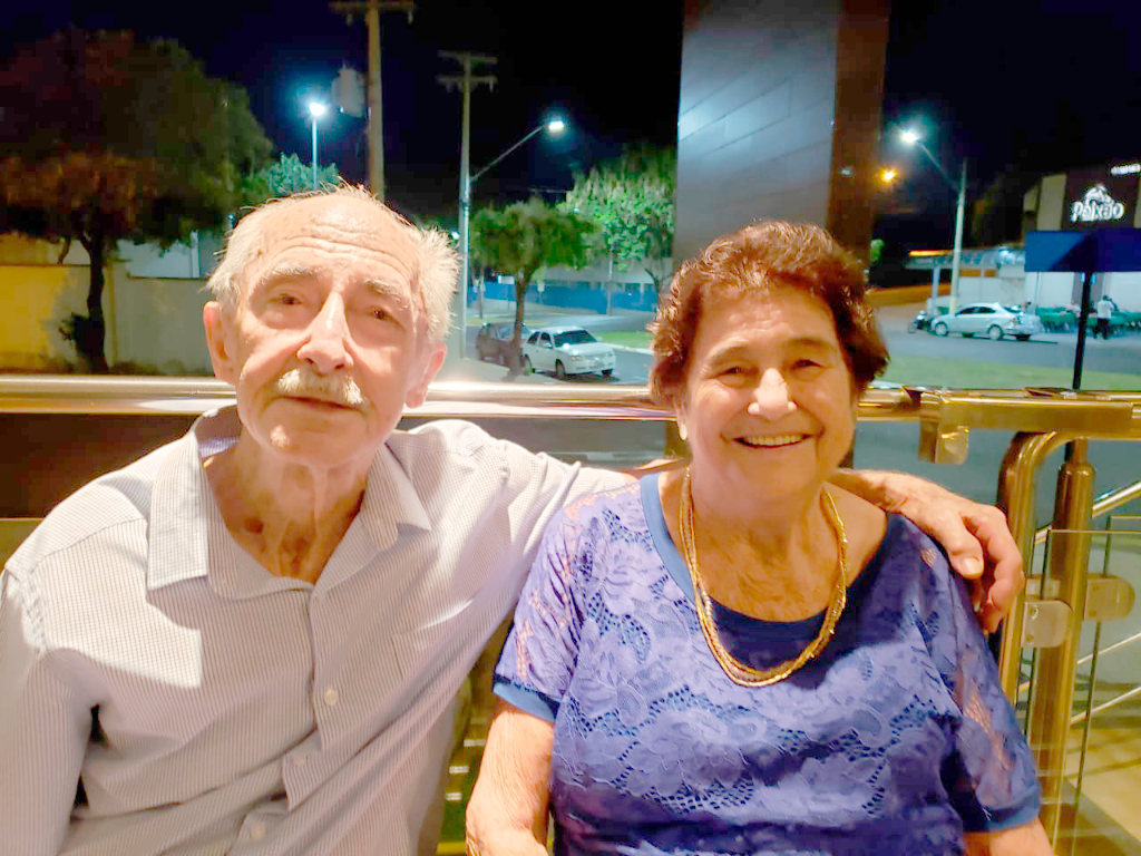 E o último sábado (30) foi particularmente feliz e especial para Maria Escabim Gianezzi e Pedro Gianezzi, que comemoram suas “Bodas de Neve” e sabe o que isso significa? São 67 anos de luta, de alegria, de companheirismo, de comprometimento e acima de tudo uma união de muito amor. O casal recebe os carinhosos cumprimentos das filhas, genros, netos, bisnetos, e também dos amigos e demais familiares. Que DEUS continue abençoando essa união e essa família linda que se formou pelos laços do amor que vos une!