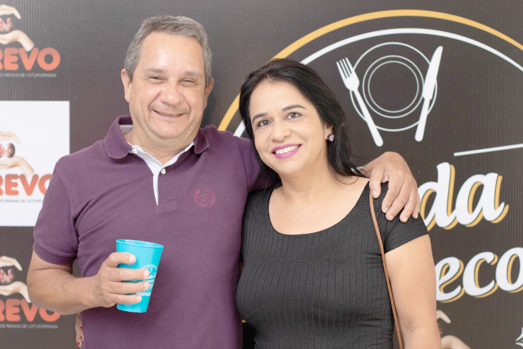 O casal Leandra Novais e Sérgio prestigiando a 1ª edição da festa “Comida de Buteco” realizada pela APREVO no último sábado (30) 