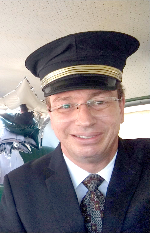 O advogado Douglas Lisboa celebrou no dia de ontem, (07), mais um ano de vida. A data foi marcada por momentos de alegria e  cercado pelo afeto e pela presença especial de seus familiares. Parabéns Douglas, que este novo ciclo venha acompanhado de saúde, realizações, serenidade e muitas razões para comemorar. Felicidades ao aniversariante!