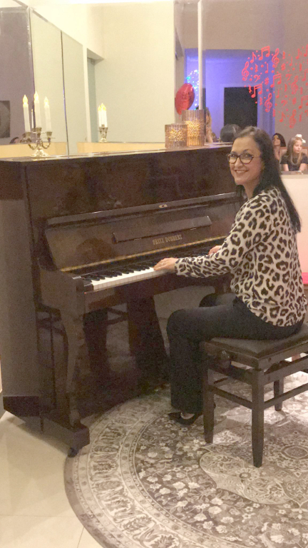 E amanhã o dia será de festa e alegria para a dedicada e talentosíssima professora de piano, Claudia Helena Zanfolin Souto Dutra, que contempla idade nova. A data será de comemorações e muitos cumprimentos para a aniversariante. O carinho especial ela recebe de seu marido César e sua filha Amanda. Parabéns Claudia, feliz idade nova e feliz dia!!! 