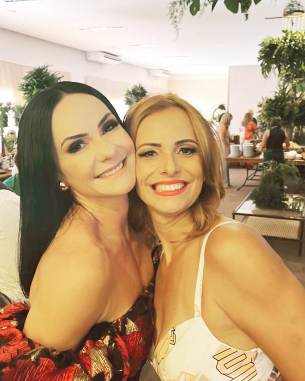 A semana que vem vai começar com celebração pela vida para as queridas irmãs gêmeas Amanda Castrequini e Juliana Marão, que comemoram seu aniversário na segunda-feira (17). A data será de muita alegria para todos os familiares e amigos das aniversariantes, pois são muito queridas por todos aqui na cidade. Parabéns para essas duas lindas e que a idade nova seja um marco de renovação, paz, sucesso, amor e felicidades