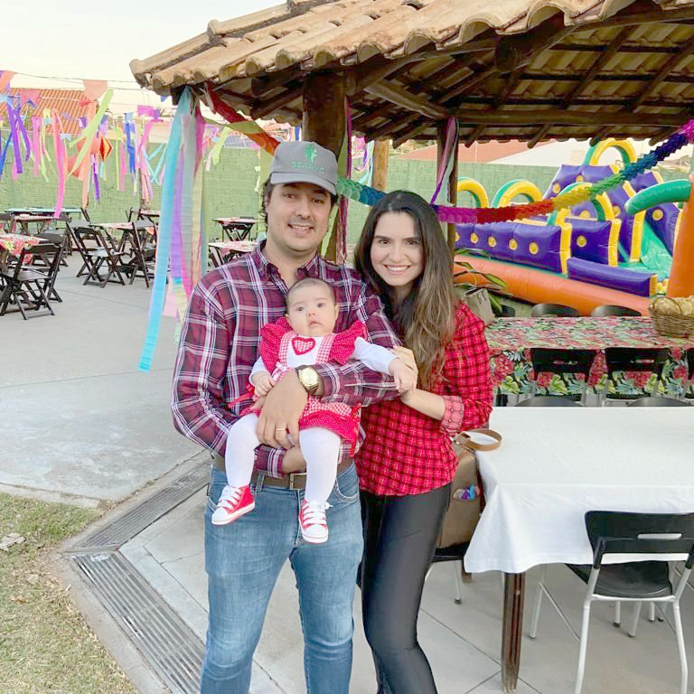 Hoje é dia de celebração pela vida para o engenheiro Gabriel Bifaroni, presidente da Searvo, que comemora idade nova e divide a alegria desta data com sua esposa, Priscila Quatrini Bifaroni, e sua linda filhinha Sofia, com ele na foto. Os amigos, familiares, a equipe de colaboradores e engenheiros da Searvo também aproveitam o dia para parabenizar o aniversariante. Que a gratidão por mais um ano de vida preencha seu coração de felicidade, tornando esse dia ainda mais alegre e festivo. Feliz aniversário!!