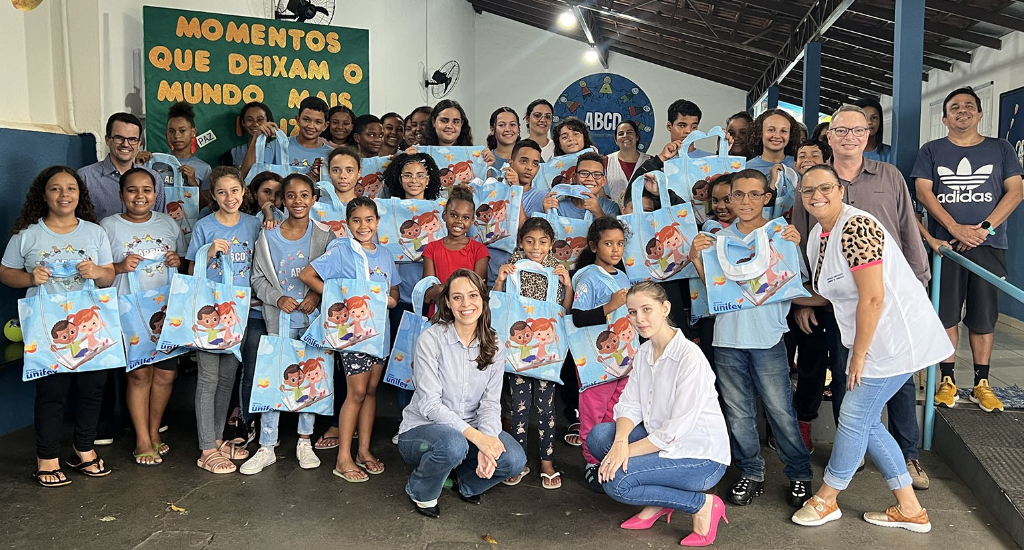 Solidariedade e muito amor! Os alunos do curso de Direito da Unifev repassaram mais de 300 kits com caixas de bombons e livros para Associação Beneficente Caminho de Damasco. A iniciativa serviu para adoçar a Páscoa das crianças assistidas pela entidade e também levar conhecimento com as doações dos livros