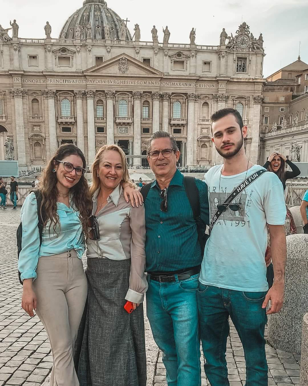 A data hoje é querida e festiva para Vanessa Tavares, que celebra idade nova e recebe todo o amor e carinho de seu marido Rogério Tavares. Ela celebra a alegria deste dia junto de sua família e amigos que enviam as felicitações por mais um ano de vida. Parabéns Vanessa, sinta-se abençoada por Deus em receber este presente: mais 365 dias de vida. Desejamos que esses dias lhe tragam novas marcas de alegria. Feliz aniversário! Na foto um registro de Isabella e Rogério Tavares e seus filhos, Isabella Roma e Gabriel Tavares