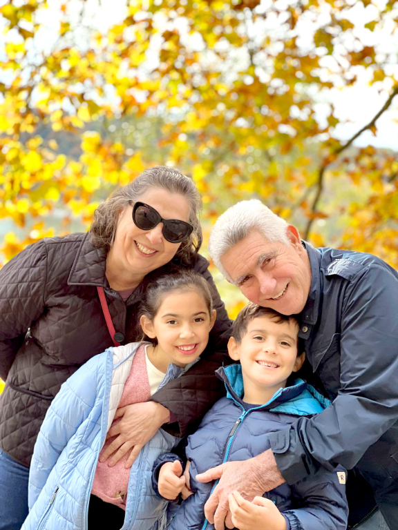 Os parabéns desta quarta-feira, 03 de setembro, são dedicados para Eliana Leonel Martines, que comemora mais um ano de vida cercada pelo amor da família. Ao lado do esposo Laudemir Martines, neste dia cheio de significado, ela recebe o carinho especial das filhas Manuela e Gabi Leonel, e também dos netos Lucas e Olívia. Feliz aniversário, Eliana! Que este novo ano venha com boas surpresas, momentos felizes e muita saúde para continuar aproveitando a vida ao lado de quem mais ama. 