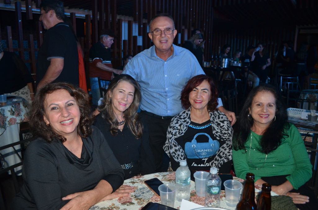 Cleide Semenzato, Margarete Murari, Maria Severo, Maria Rosa Bonfim e Celso Bonfim
Celebrando a amizade e curtindo uma boa noite de show no Votuporanga Clube em recente evento musical que celebrou o eterno “Rock Roll” 
