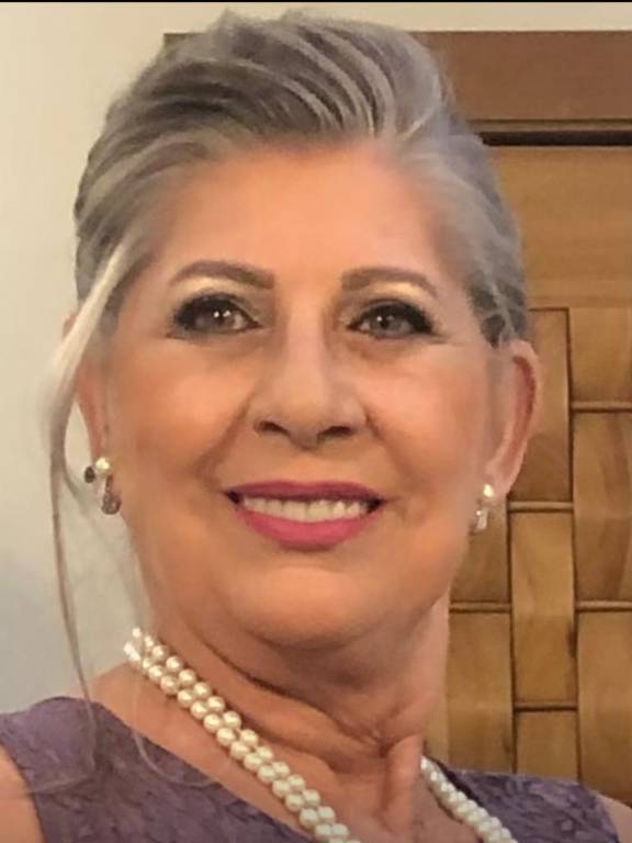 Juçara Bazela ainda colhe os cumprimentos de seus amigos e familiares em comemoração ao seu aniversário que ocorreu no último domingo, dia 02. Ela compartilhou a alegria desta data festiva ao lado de seu esposo Antonio Luiz Bazela de quem recebeu todo o amor e carinho pela data, seguido também das felicitações calorosas de sua família e amigos. Parabéns Ju,   desejamos muitos anos de vida, abençoados e felizes