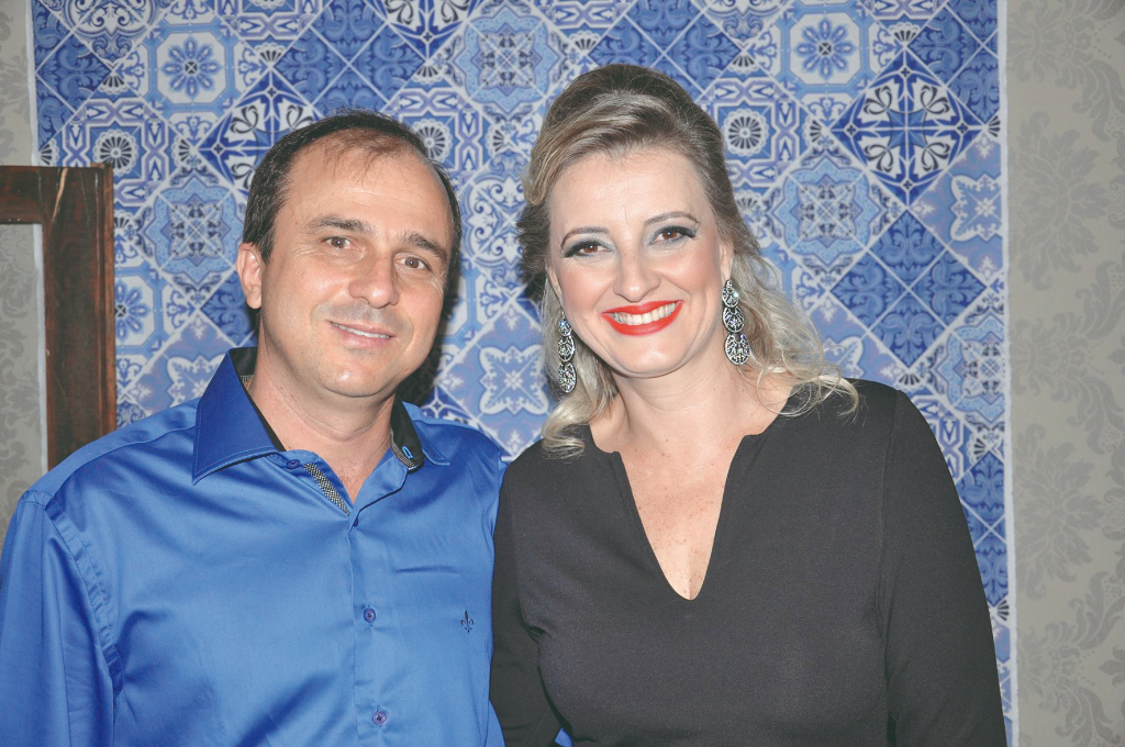 O empresário Ednaldo Gorgato Polizeli comemora seu aniversário no dia de hoje e une seu sorriso ao de sua esposa Raquel Polizeli, para celebrar o dom da vida. Recebe também o carinho de seus filhos,demais familiares e amigos. Parabéns Ednaldo, queDeus te abençoe hoje e sempre!!!