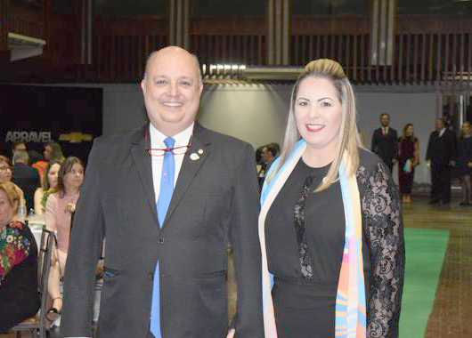 A elegância e o carisma do casal Humberto Lúcio Barbosa e Aline Araldi em festiva do Rotary Club Votuporanga 