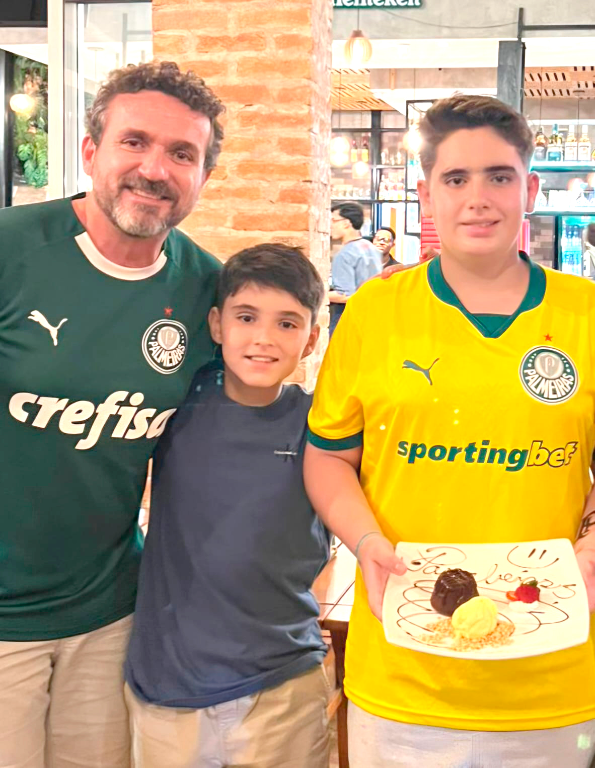 Os 14 anos do jovem Antônio Carlos foi comemorado em grande estilo ao lado de seu pai Jairo Gabaldi e seu irmão Lucas, em Riviera, no litoral de São Paulo. Nem mesmo a derrota do Palmeiras tirou a animação dos meninos, palmeirenses de carteirinha, que seguiram celebrando em clima de muita alegria e união o mais um ano de vida do feliz aniversariante. Parabéns, Antônio Carlos! Que esta nova fase seja iluminada, cheia de conquistas e momentos inesquecíveis! 