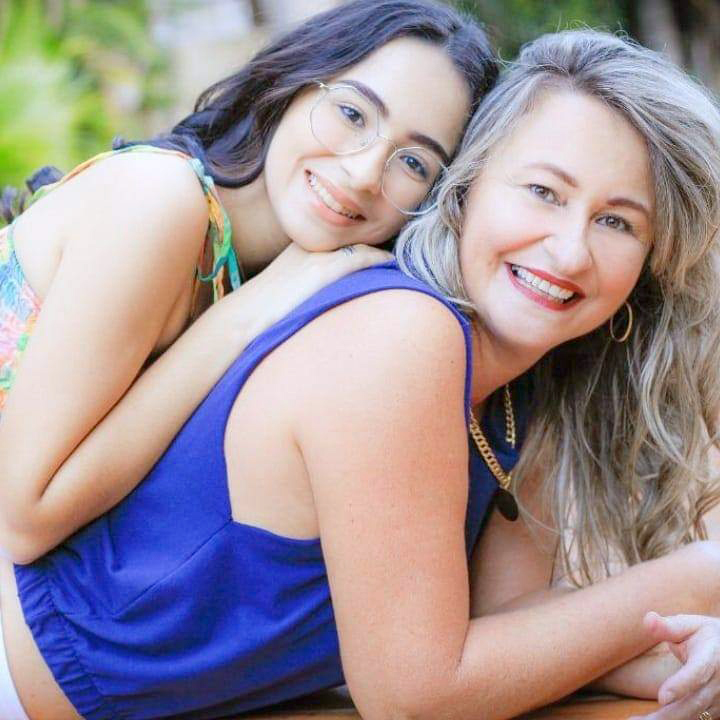 Dizem que toda loira tem sua morena, baseado nisso a jovem morena Gabi Polaquini comemora   idade nova hoje ao lado de sua mãe, a loira Analice Polaquini. Ela recebe os cumprimentos de todos os seus amigos e familiares. Parabéns Gabi, Feliz dia e feliz idade nova. Positividade sempre!!!