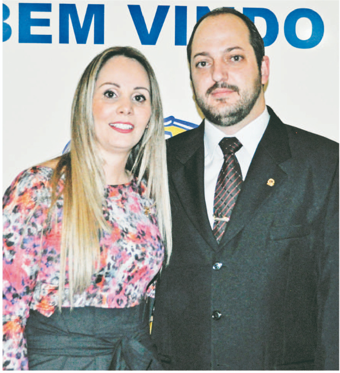 E na lista de aniversariantes de amanhã temos o gerente, Rodrigo Baida, da Faria Veículos de Votuporanga, que completa mais um ano de vida. A esposa Sandra abre sorrisos para comemorar a data especial. Ele recebe os cumprimentos de amigos familiares e de toda a equipe de colaboradores da Faria Veículos de Votuporanga e região. Felicidades ao aniversariante, muita saúde e sucesso para os próximos 365 dias que virão.