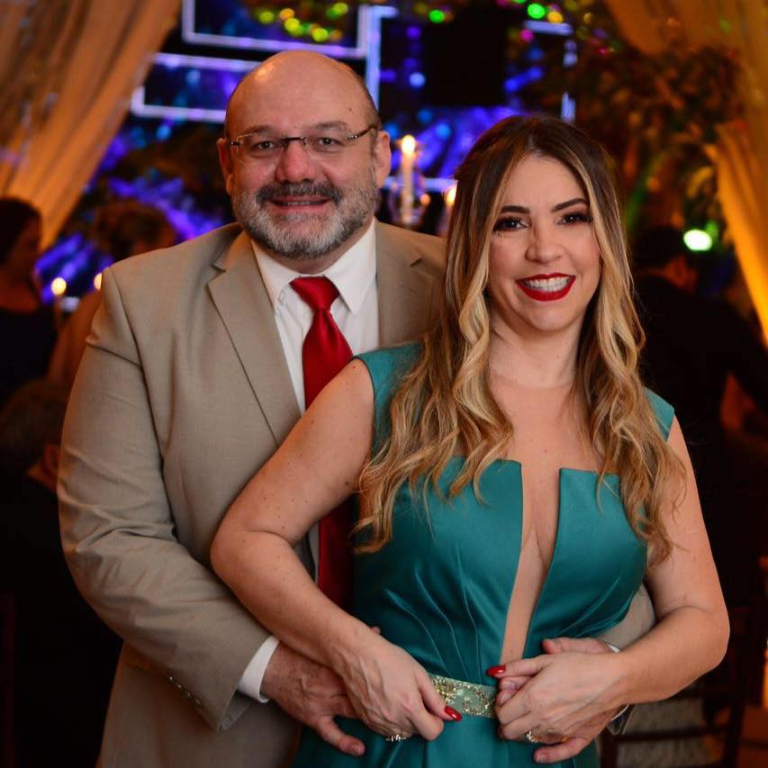 E os parabéns à você de hoje  vão para o médico radiologista Dr. Marcos Colombo que comemora mais um ano de vida e celebra a data ao lado de sua esposa Roberta Colombo e demais familiares e amigos. Parabéns Dr. Marcos , felicidades!
