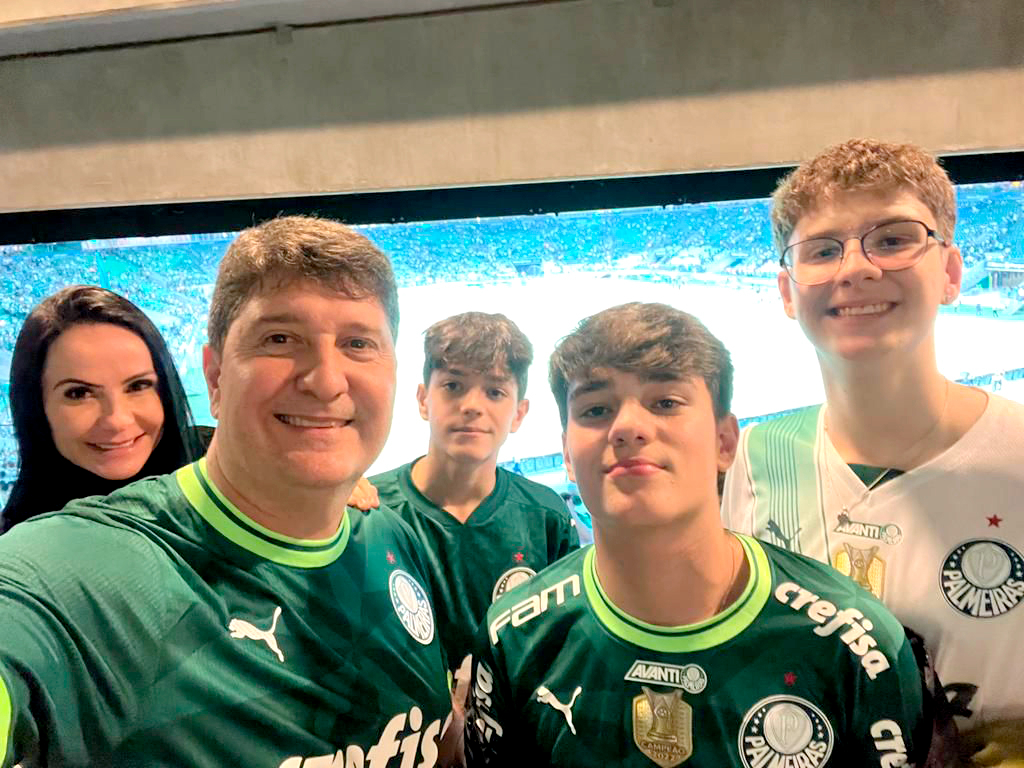 A semana começa festiva na família Marão, é que Juninho Marão e Juliana celebram com muita alegria o aniversário de seus filhos gêmeos Matheus e Vinícius Castrequini Marão. A data será de comemorações e cumprimentos de amigos e familiares que irão felicitar os irmãos gêmeos pelo dom da vida. Parabéns por mais um ano de vida, muita saúde, felicidades e positividade sempre. Que vocês tenham um dia alegre, repleto de amor e muitas surpresas boas