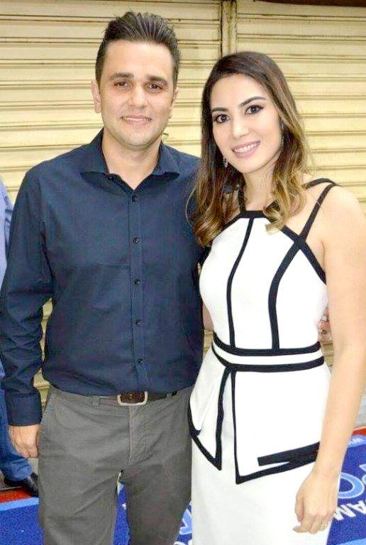 Um brinde especial para o jovem empresário Ricardo Porecatu, que completa idade nova no dia de hoje. Ele comemora seu aniversário cercado pelo carinho de sua família e amigos. Já o cumprimento especial ele recebe de sua esposa, Lívia Vilar Santos, que lhe dedica todo o amor e afeto neste dia especial. Parabéns, Ricardo, que seu dia seja alegre, festivo e que você receba o novo ano de vida com muita saúde, paz. Que DEUS lhe conceda bênçãos sem medidas para a sua vida  