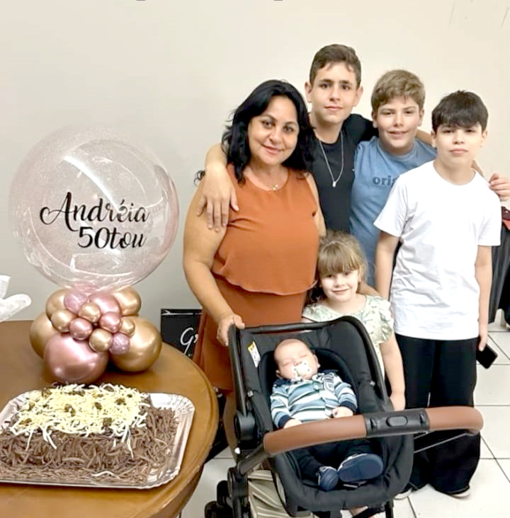 O final de semana foi repleto de alegria e celebração para a nossa querida Andréia, da Krik Eventos, que comemorou seus cinquenta anos ao lado de seus netos amados, amigos e familiares. Um marco especial, meio século de amor, sabedoria e muitas bênçãos alcançadas. Parabéns, Andréia! Que este novo ciclo seja repleto de conquistas, felicidade e vitórias que só você merece.