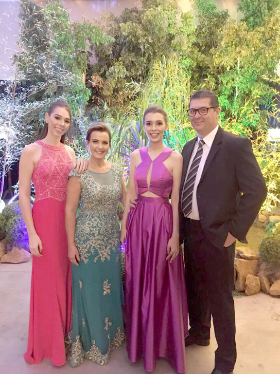 Em dia de se apresentar chique e elegante, a família do contabilista Marcos Garcia caprichou nos trajes e Yasmin Garcia, Claudinéia Garcia e Rayssa Garcia deram um show de beleza e elegância na festa de formatura da Rayssa. Família linda e querida!