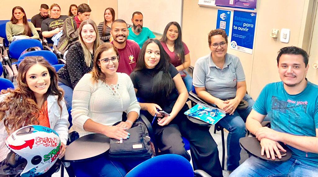 Alunos do 3° período de Gestão de Recursos Humanos participando atenciosamente do 5° Simpósio de RH da Faculdade Futura, no auditório do Sebrae.