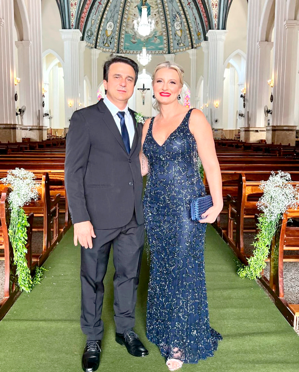Ednaldo Polizelli celebra mais um ano de vida e comemora ao lado de sua querida esposa, Raquel. Este momento especial, é compartilhado com muito amor e alegria por toda a família. Quem também parabeniza o aniversariante, são os filhos do casal Letícia, Pedro e Vitor, que enchem a casa de sorrisos e boas energias. Que este novo ciclo seja repleto de saúde, felicidade e conquistas! Parabéns, Ednaldo! Que a celebração de hoje fortaleça ainda mais os laços familiares e traga momentos inesquecíveis para todos.