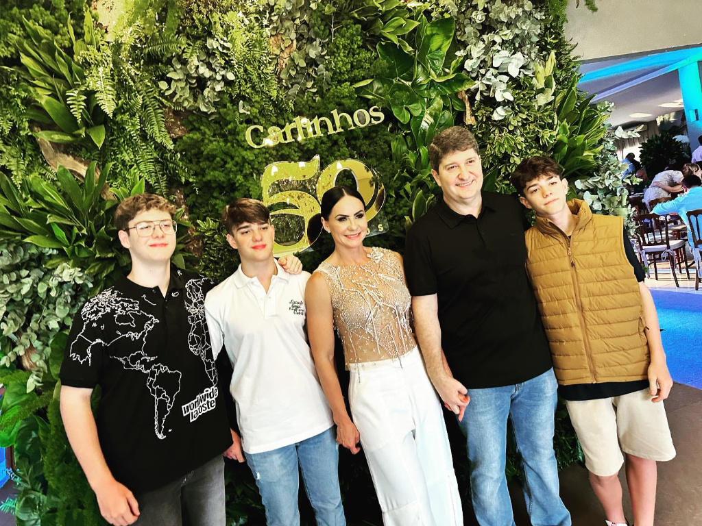 Hoje é um dia mais que especial para os gêmeos, Matheus e Vinícius Castrequini Marão. Os filhos de um dos casais mais queridos de Votuporanga, Juninho e Juliana Marão, completam mais um ano de vida! A família Marão é a prova de que quando o amor é dividido, ele se multiplica. Dando todo o carinho aos irmãos, está o caçula, Nasser, seus pais Juninho e Juliana, e todos os seus amigos. Parabéns Matheus e Vinícius! Que este dia seja repleto de alegria, amor e muitas bênçãos! Feliz dia e feliz aniversário.
