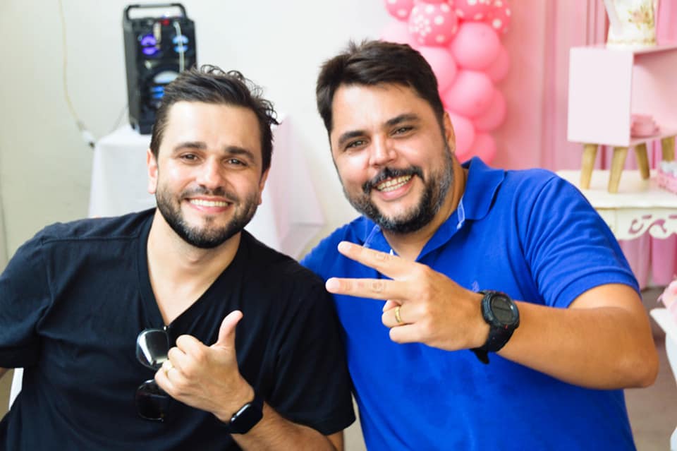 E hoje é dia de festa para Gustavo Henrique Nunes Branco, corretor imobiliário que completa idade nova, e comemora a data junto à sua esposa Ayra, sua filha Ana Elisa e toda sua família. Gustavo também será muito cumprimentado pelo grande círculo de amizade que cultiva aqui na cidade com seu espírito jovial e brincalhão. Na foto, um registro de Gustavo Branco e Ricardo Porecatu. 