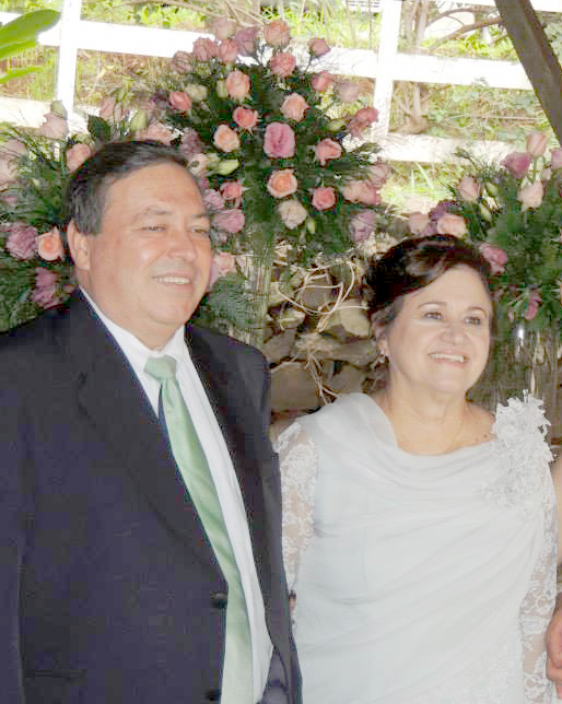 O empresário Joel Medeiros, diretor da Medeiros Diesel, é o feliz aniversariante de hoje e celebra a data cercado pelo carinho de seus amigos e familiares. Ele recebe o carinho especial de sua esposa Avanir Medeiros e de seus filhos, Thiago, André e Ana Paula. Parabéns e que a alegria deste dia lhe traga muita gratidão pelo dom da vida. Na foto, Joel e sua esposa Avanir