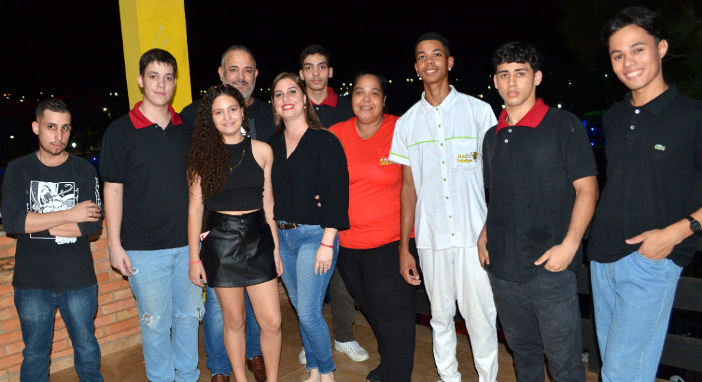 Ricardo e sua esposa Andréia, sócios proprietários da Lanchonete Arco Iris, acompanhados de seus familiares e equipe de colaboradores, curtindo a primeira noite do Rodeio Show que agitou Valentim Gentil e região neste último final de semana
