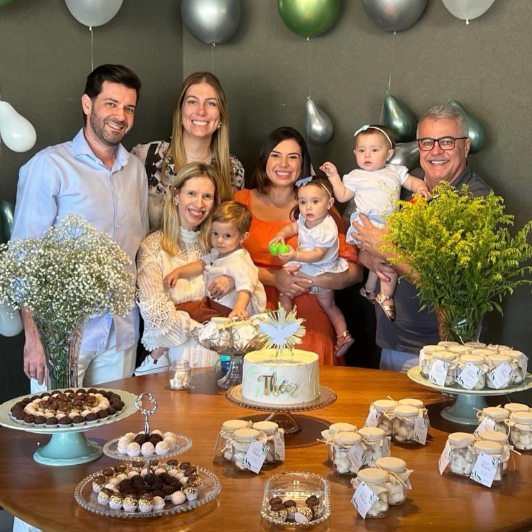 Um momento de luz e amor! Théo recebeu as bênçãos em seu batizado em meio à presença calorosa de amigos, familiares e seus padrinhos especiais, que foram recepcionados pelo papai Mamede Abou Dehn e a mamãe Julinha Pigantari, que estavam emocionados e felizes demais com esse momento importante na vida da família. Que cada passo desse pequeno seja marcado pela luz de DEUS  que o acompanhou neste dia especial e que sua vida seja uma jornada iluminada, repleta de amor e bênçãos divinas. Na foto, um lindo registro da felicidade de Mamaede, Julinha com Théo em seus braços, Luísa Comar, e os papais corujas Luciana e Helton Borges com suas lindas princesinhas, as irmãs gêmeas Alice e Elis, é muito amor envolvido em uma foto só 