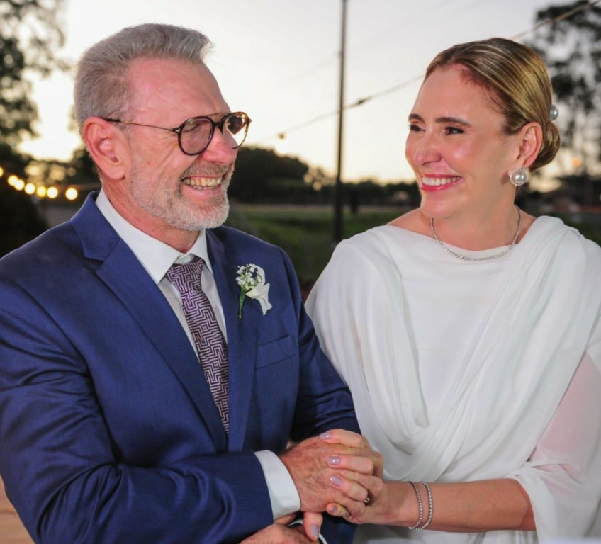 A atmosfera da noite do último sábado (04) foi de muito amor envolvido pelos noivos Valter Brighetti e Renata de Freitas, que se uniram pelos laços do amor em uma reunião íntima emocionante. O enlace se deu diante de um seleto número de convidados que foram recepcionados por um quinteto de cordas com músicas românticas resgatando logo de cara, as memórias afetivas daqueles que já se acomodavam no jardim à espera triunfal dos noivos. A cerimônia, foi permeada de muita emoção, do início ao fim. Logo após a cerimônia os noivos festejaram esse lindo ato de amor com os amigos em uma festa que aconteceu em um dos salões da Estância Krik. Na play list; um passeio musical dirigido por DJ e Bandas como a Velho The War que continua perfeita e única, apresentando as mais belas performances de seus vocalistas. Os noivos estampavam sorrisos e lagrimas de pura emoção e alegria, que culminou com dancinhas, beijos e até uma linda canção que o noivo cantou em italiano para a noiva, que soou como verdadeira  “jura de amor”. Parabéns ao casal e que DEUS multiplique o amor que vos uniu