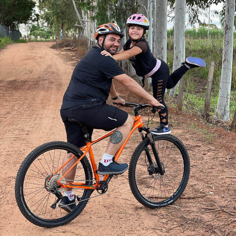 Nem só de pedalar vive um ciclista. Um bom pedal inclui também em seu roteiro fotos interessantes e belas paisagens, como essa de Claudio Peralti e sua filha Louise. Valeu o registro!