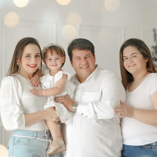 Festa hoje na família Bilalba, que celebra o aniversário de Igor Bilalba Carvalho. A data é sempre de muitas alegrias e comemorações para o Dr. Igor, que celebra a data ao lado da esposa Juliana Luchi Caldeira e de suas duas lindas filhas, que estão com ele na foto. Parabéns e muitas realizações em mais um ano de vida