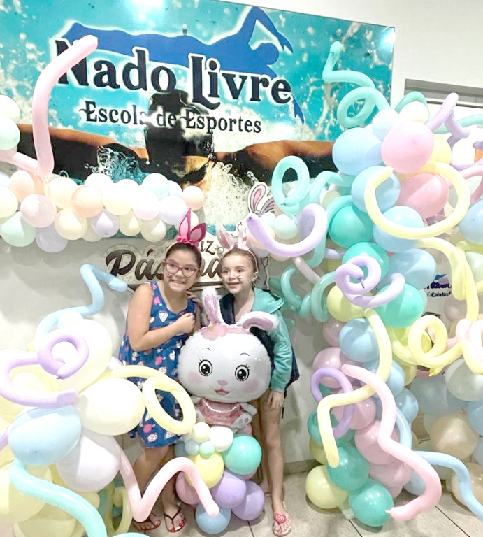 O coelhinho da Páscoa passou na Nado Livre e fez a festa com os alunos da escola de natação que comemorou a Páscoa com muito estilo e alegria, e claro que chocolate não faltou para adoçar essa data festiva e repor as energias gastas nas águas da escola Nado Livre