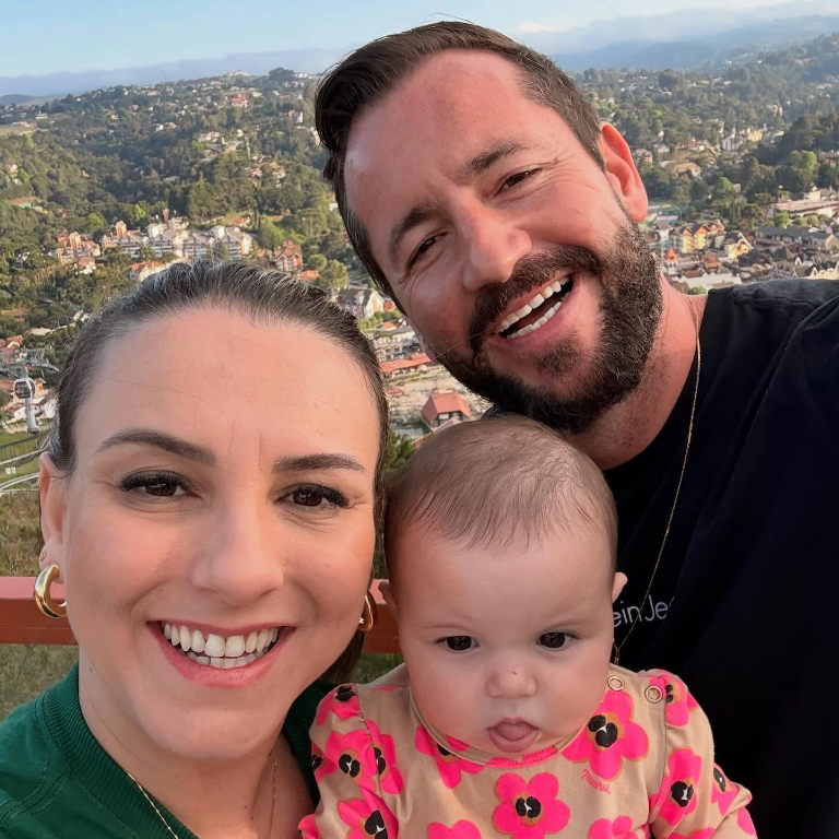 Amanhã, 30 de outubro é dia de celebrar a vida da nossa querida amiga Nara Fantini, que brinda mais um ano de conquistas e experiências. Ao lado de seu marido Deysner o querido PC, ela recebe o afeto dos amigos e familiares e em especial o abraço caloroso da equipe de colaboradores do Deck Sushi da qual é sócia proprietária ao lado de seu marido PC. Parabéns Narinha, que não faltem saúde, alegria, paz e sucesso neste novo ciclo. Feliz aniversário!