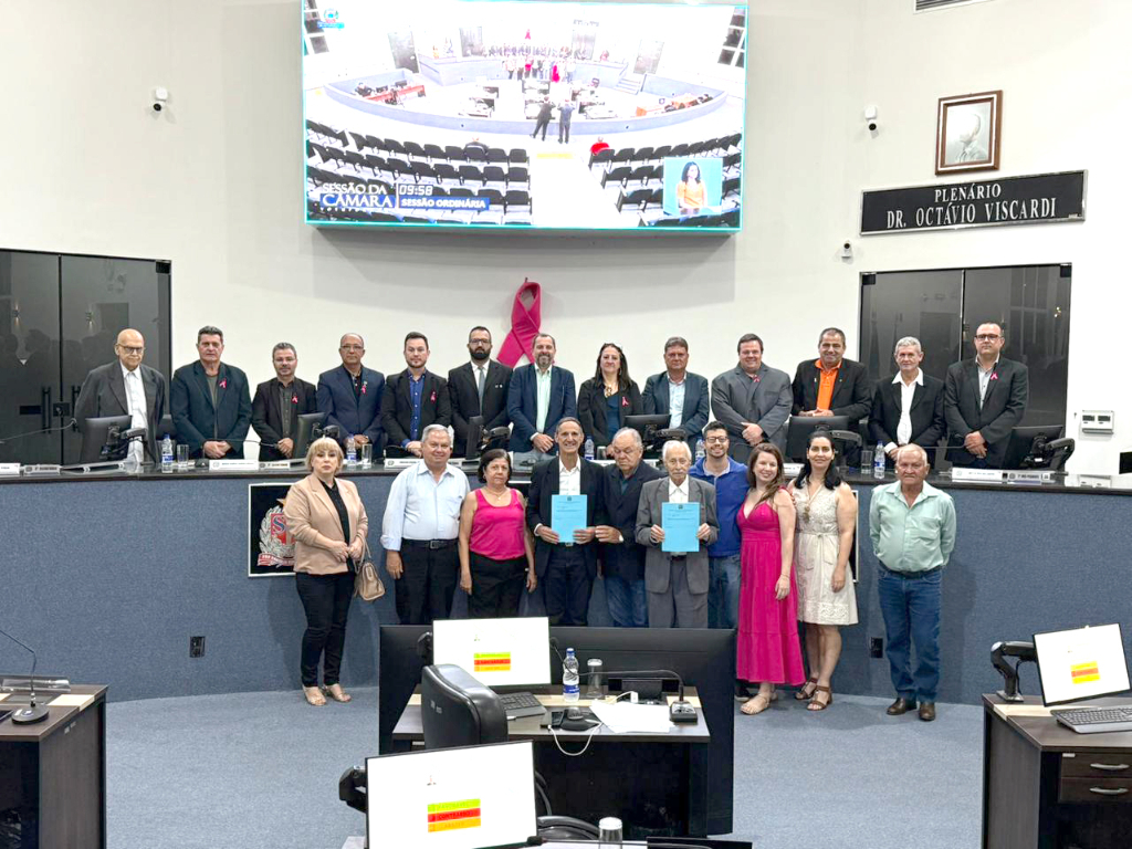 Durante sessão da Câmara Municipal de Votuporanga, realizada na última segunda-feira (27), foi aprovado por unanimidade o Projeto de Lei do vereador Vilmar da Farmácia, que dá o nome de Rua Professora Nair Alves Pigioni a uma via no Loteamento Parque Residencial Eplats. A homenagem reconhece a trajetória exemplar da professora Nair, lembrada como mãe, esposa e educadora dedicada. A família Pigioni marcou presença e agradeceu o carinho e a justa lembrança à inesquecível matriarca.