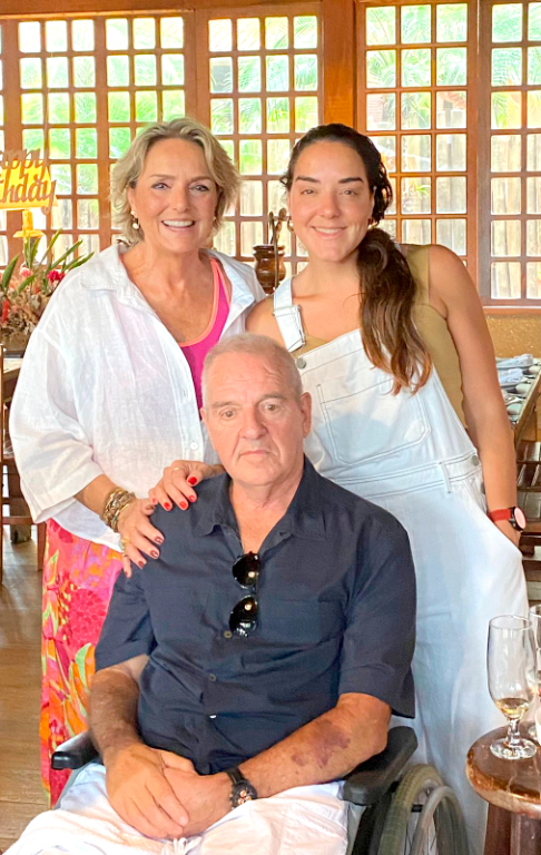 Paulinho Barbieri comemorou seu aniversário no último sábado, dia 08 de abril, no Eco Resort Foz do Marinheiro. A alegria de completar mais um ano de vida foi compartilhada junto a sua mulher Katia Regina e sua filha Giovana, para completar a alegria os amigos de Votuporanga se uniram a família para que todos juntos pudessem viver um dia memorável desfrutando da amizade que os une há anos.