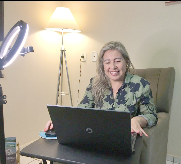 Na semana que passou, Andréia S. Gonçalves, que é esposa do subtenente Giovani Santana, comandante do Tiro de Guerra de Votuporanga, concluiu o Mestrado "em Administração Internacional & Direção de Empresas". O curso teve início em meados de 2018, pela Fundação Universitária Ibero Americana e a defesa da dissertação obteve nota 8,25.
Andréia ressaltou a gratidão à Deus e sua família, em especial ao seu esposo Giovani e suas filhas Giovana e Kimberlyn, que muito se privaram de momentos de lazer, para que ela pudesse se dedicar aos estudos. 
“Me ajudaram nas tarefas diárias de casa, me motivaram o tempo todo, sempre apostando em mim, sendo muito pacientes aguentando minhas crises de enxaquecas, no decorrer de todo esse processo. Sem palavras para agradecer à grande profissional minha orientadora Me. (doutoranda na Alemanha) Elisângela Faustino, que com grande profissionalismo, me orientou em todos detalhes nas nossas diversas reuniões online para que pudéssemos em parceria realizarmos a defesa e concluir o Mestrado com sucesso”, agradeceu Andréia, "Agora Mestre"!
