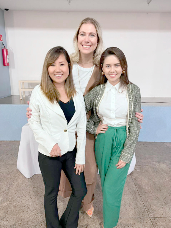 As advogadas, Cristiane Tamashiro e Lauane Alves, prestigiando a advogada, coach e mentora Luisa Comar, em palestra ministrada na cidade de Iturama, com o tema planejamento de carreira na advocacia, em homenagem ao Dia das Mães.