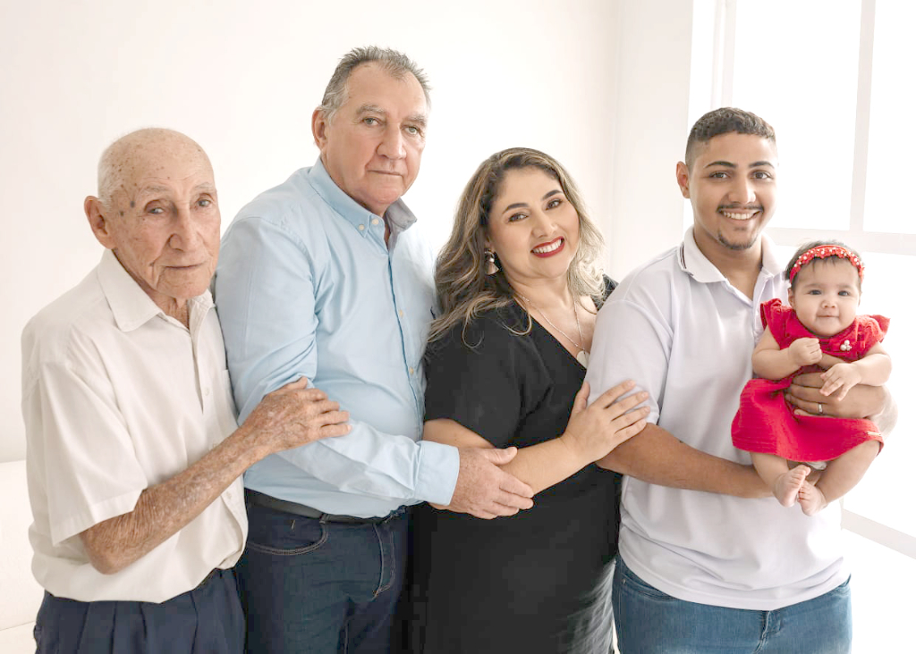 O senhor Sebastião Lio, aos 93 anos, posa ao lado de seu filho Agnaldo, da neta Adriana, do bisneto André e da trineta Maria Cecília – a primeira da quinta geração. Um registro raro e emocionante que simboliza a continuidade da vida e é motivo de grande alegria para toda a família Lio. Cinco gerações reunidas em uma única imagem, celebrando laços de sangue, afeto e história.