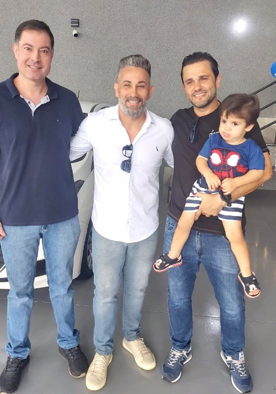 Neto Pagliarani, proprietário da loja de veículos seminovos, Neto Multimarcas, acabou de inaugurar um novo espaço da loja, que agora atende em novo endereço, situado na esquina das ruas Sergipe e Paraíba, bem no coração da cidade. A inauguração aconteceu na manhã do último sábado, (30) e contou com a presença de amigos e familiares que foram parabenizar o amigo e conhecer o novo local. Na foto, Daniel Vilar, Neto Pagliarani, proprietário da Neto Multimarcas e Ricardo Porecatu, acompanhado pelo filho Lucas. 